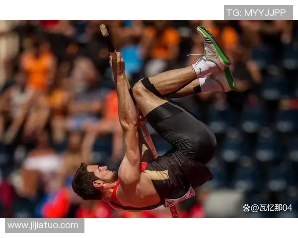 机场足球明星受伤事件引发关注球迷热议运动员安全问题