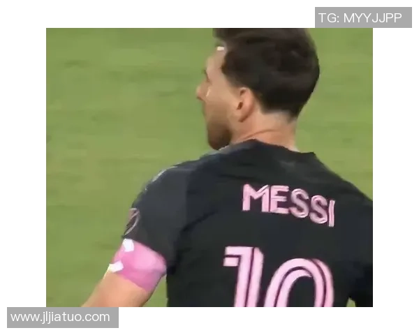 足球明星蒙眼睛高清图片欣赏展现独特魅力与风采的瞬间